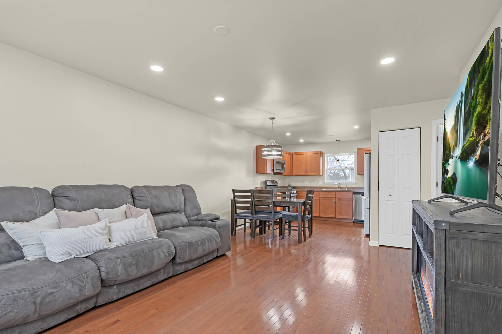 73 Wren Road, Carpentersville, IL 60110