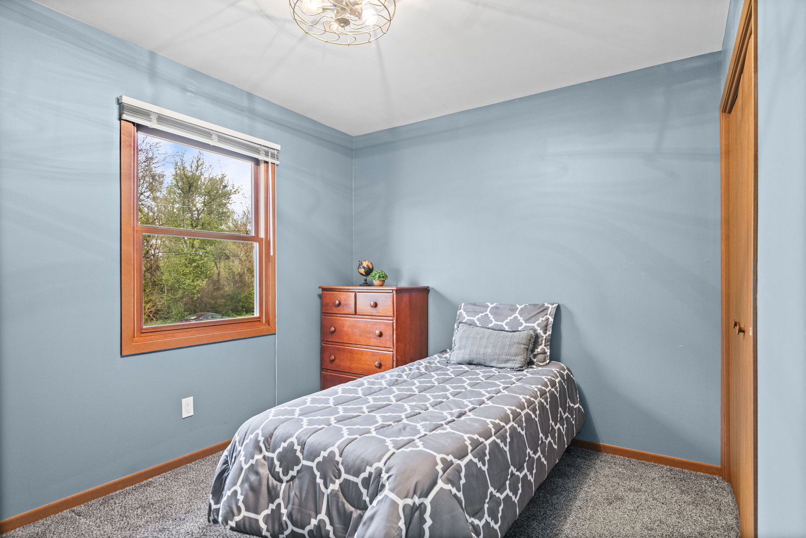 3505 W Beach Drive, McHenry, IL 60050