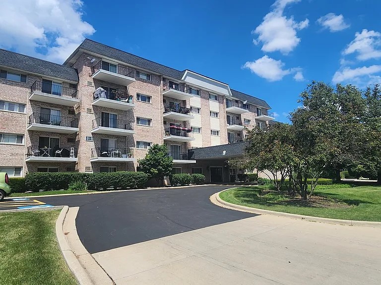 1000 S Lorraine Road #214, Wheaton, IL 60189