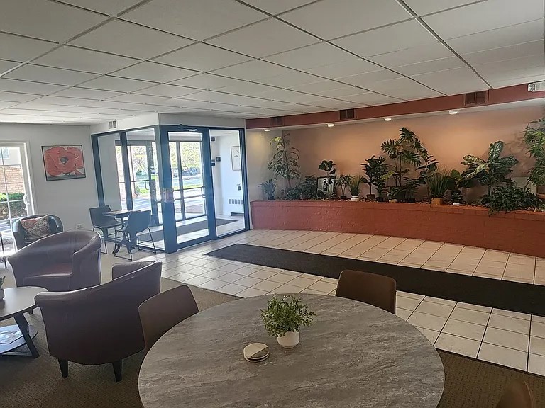 1000 S Lorraine Road #214, Wheaton, IL 60189