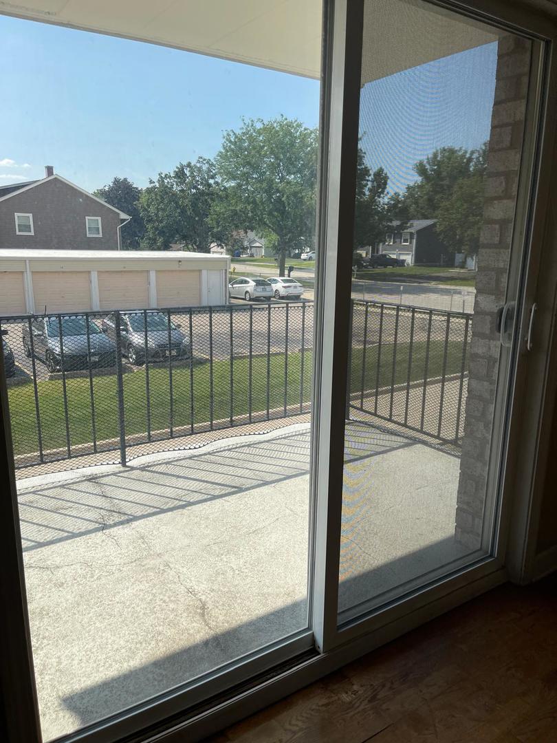 1000 S Lorraine Road #214, Wheaton, IL 60189