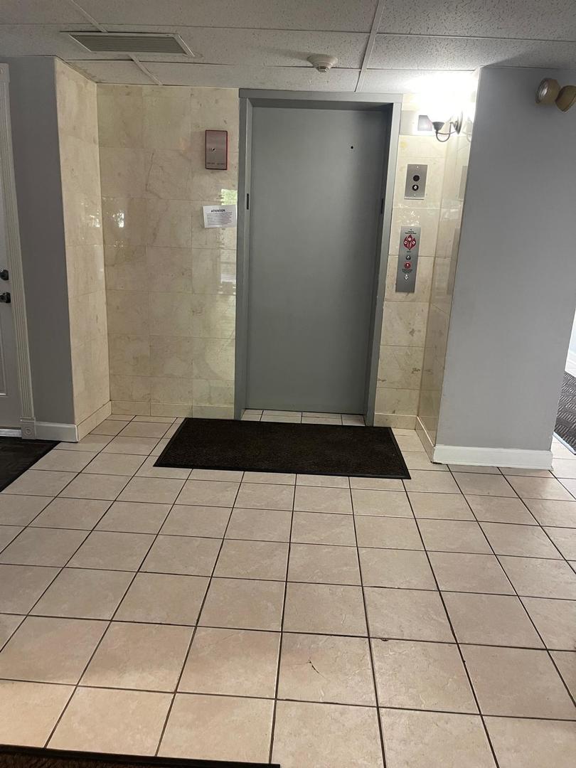 1000 S Lorraine Road #214, Wheaton, IL 60189