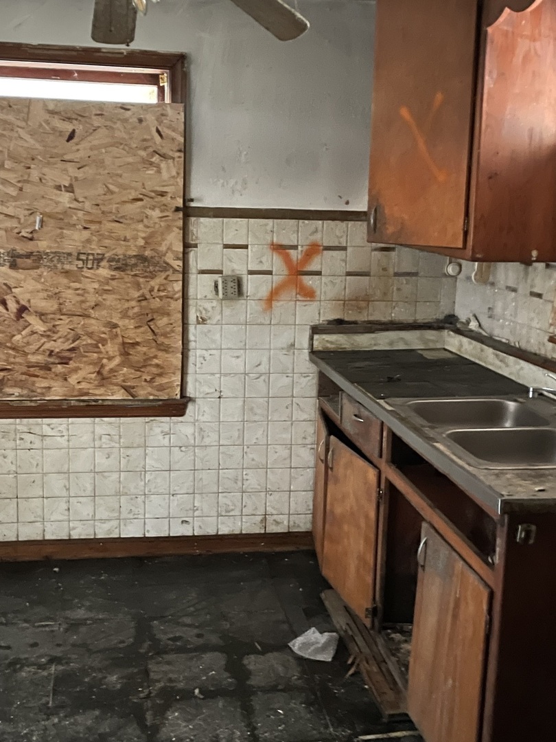 843 W VERMONT Avenue, Chicago, IL 60643