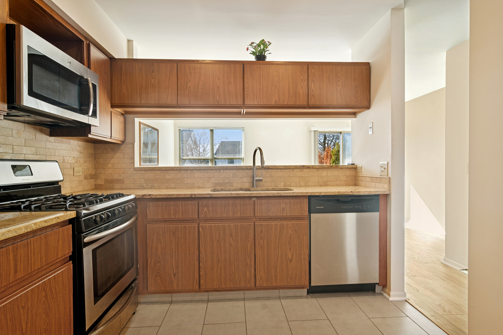 988 Ridgefield Lane, Wheeling, IL 60090