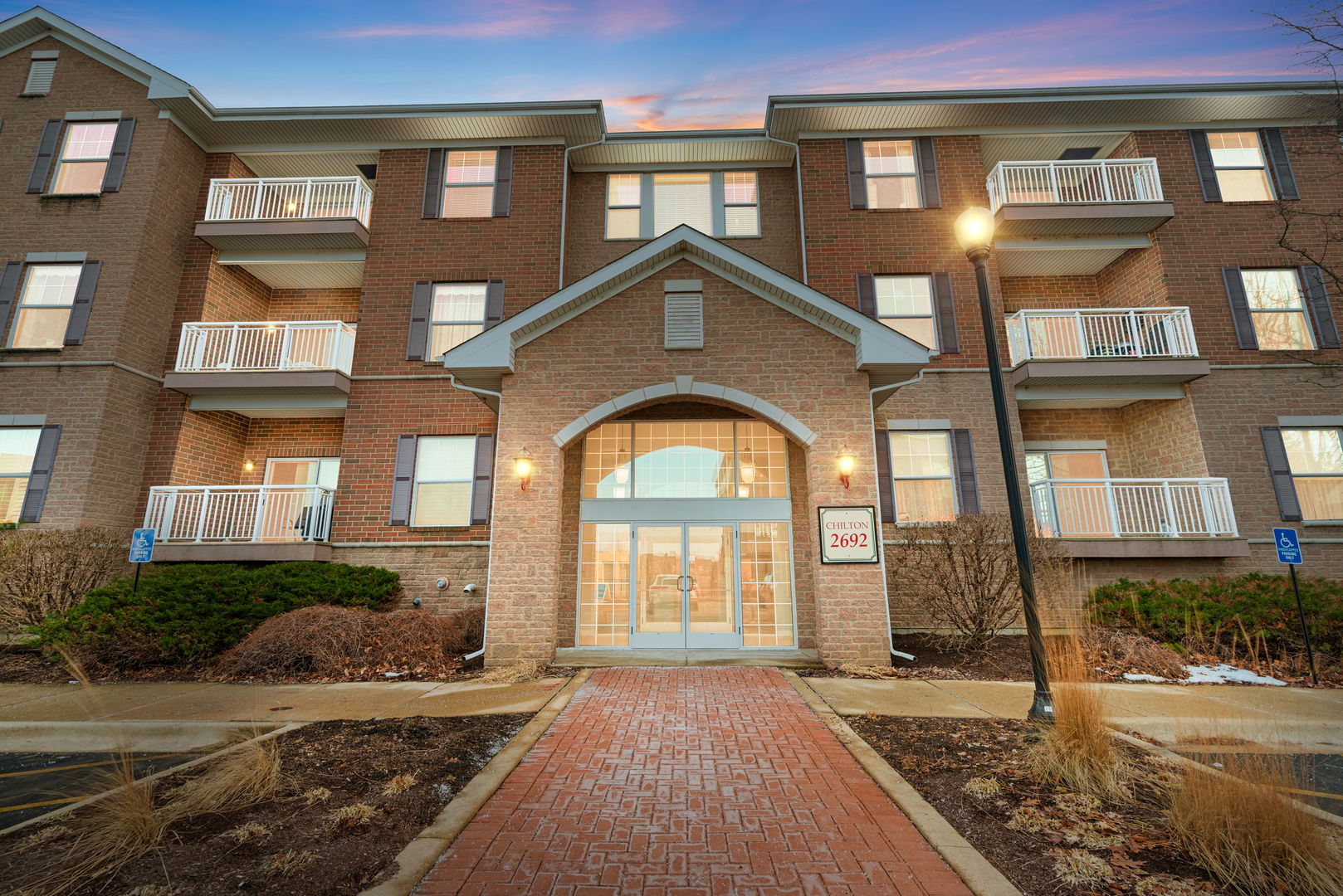 2692 Stone Circle #209, Geneva, IL 60134