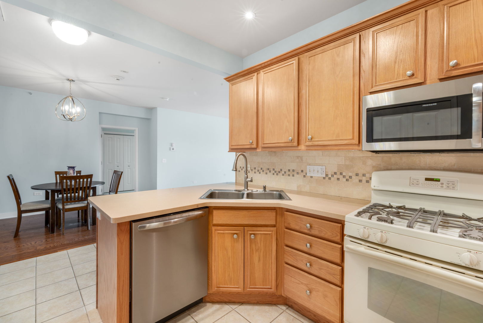 2692 Stone Circle #209, Geneva, IL 60134