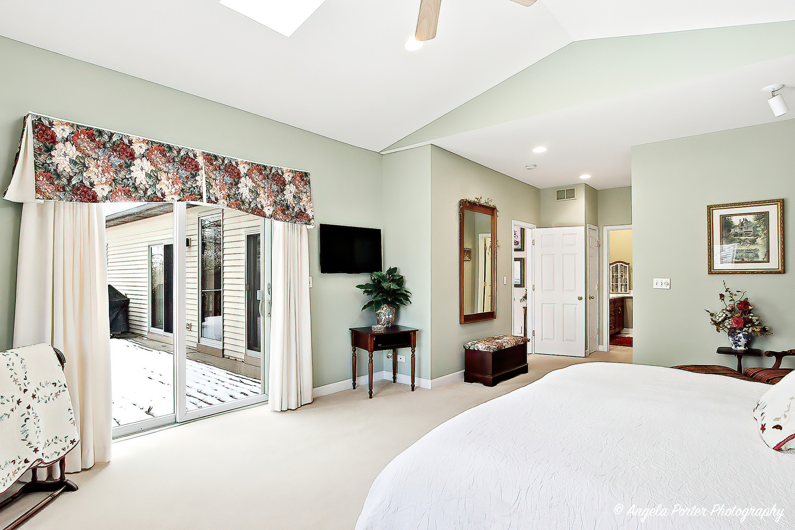 3428 KINGS LAIR Drive, Spring Grove, IL 60081