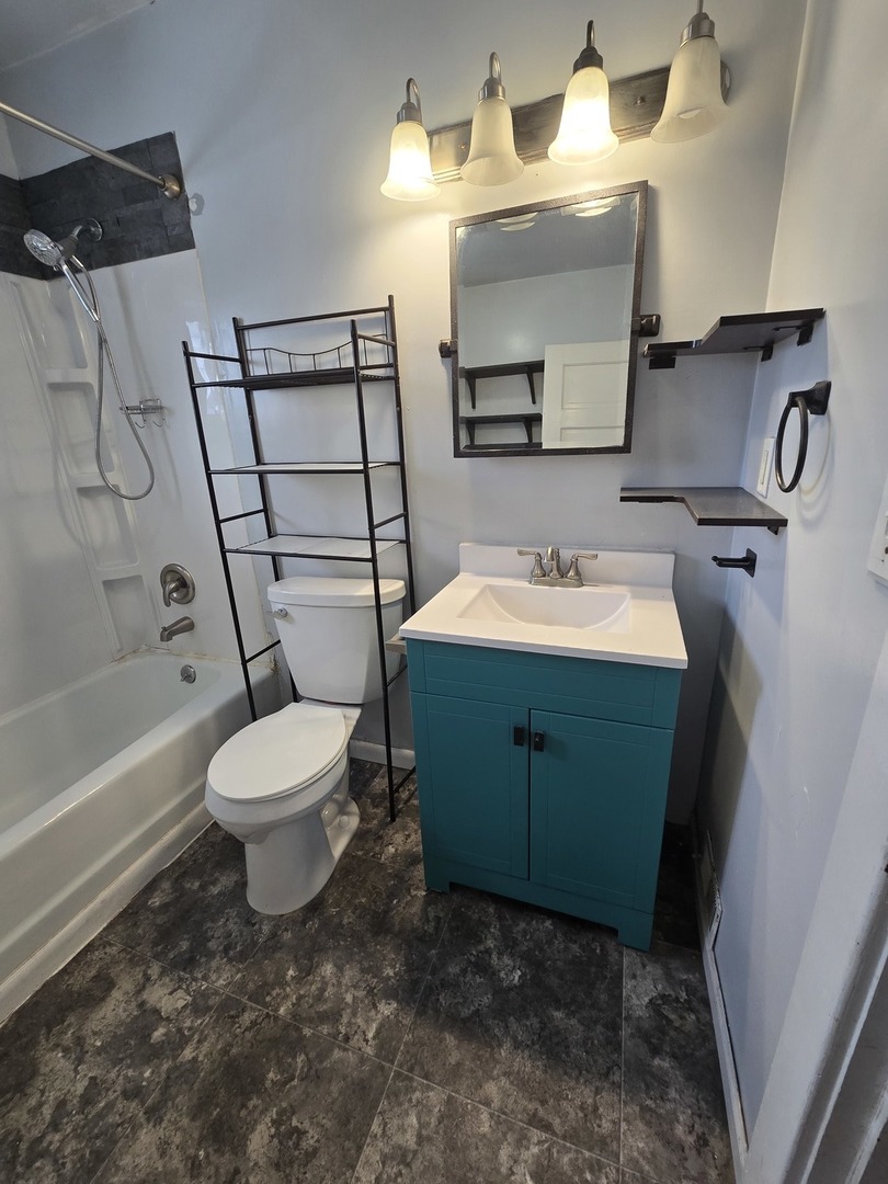 25 E Roosevelt Street, Freeport, IL 61032