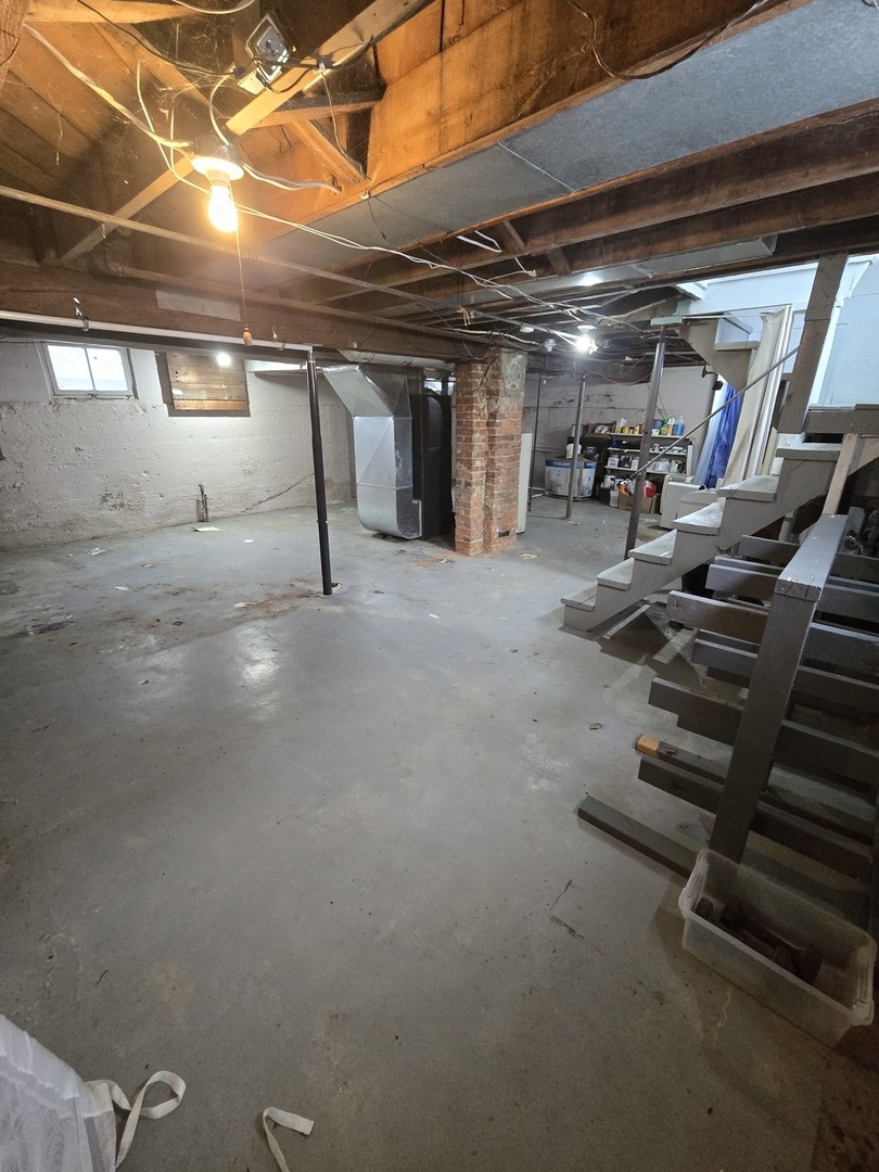 25 E Roosevelt Street, Freeport, IL 61032