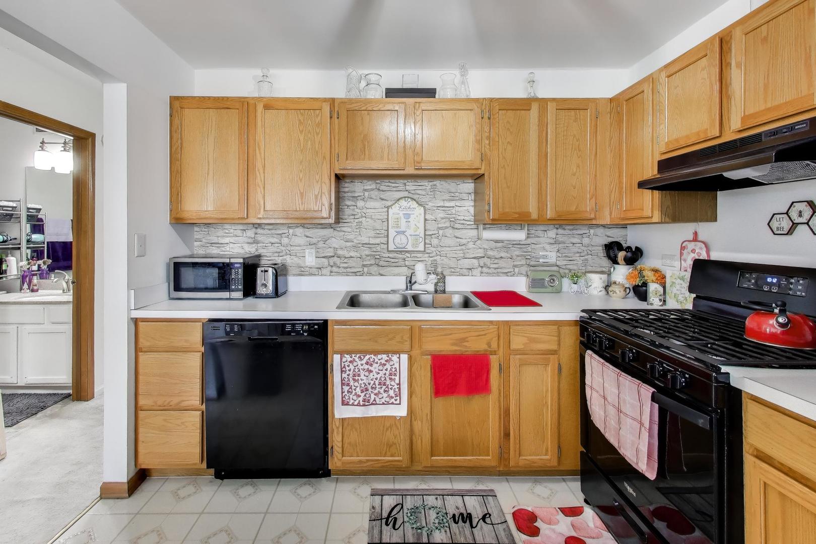 29 N Macgillis Drive #23-3, Round Lake, IL 60073