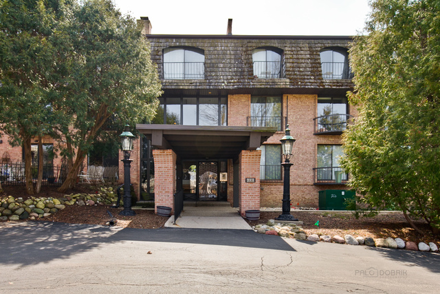 600 W Russell Street #306, Barrington, IL 60010