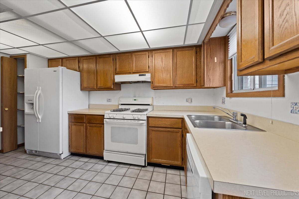 1258 Chalet Road #201, Naperville, IL 60563