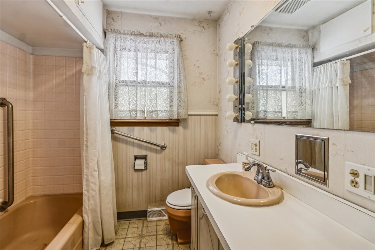 1617 N Hickory Street, Crest Hill, IL 60403