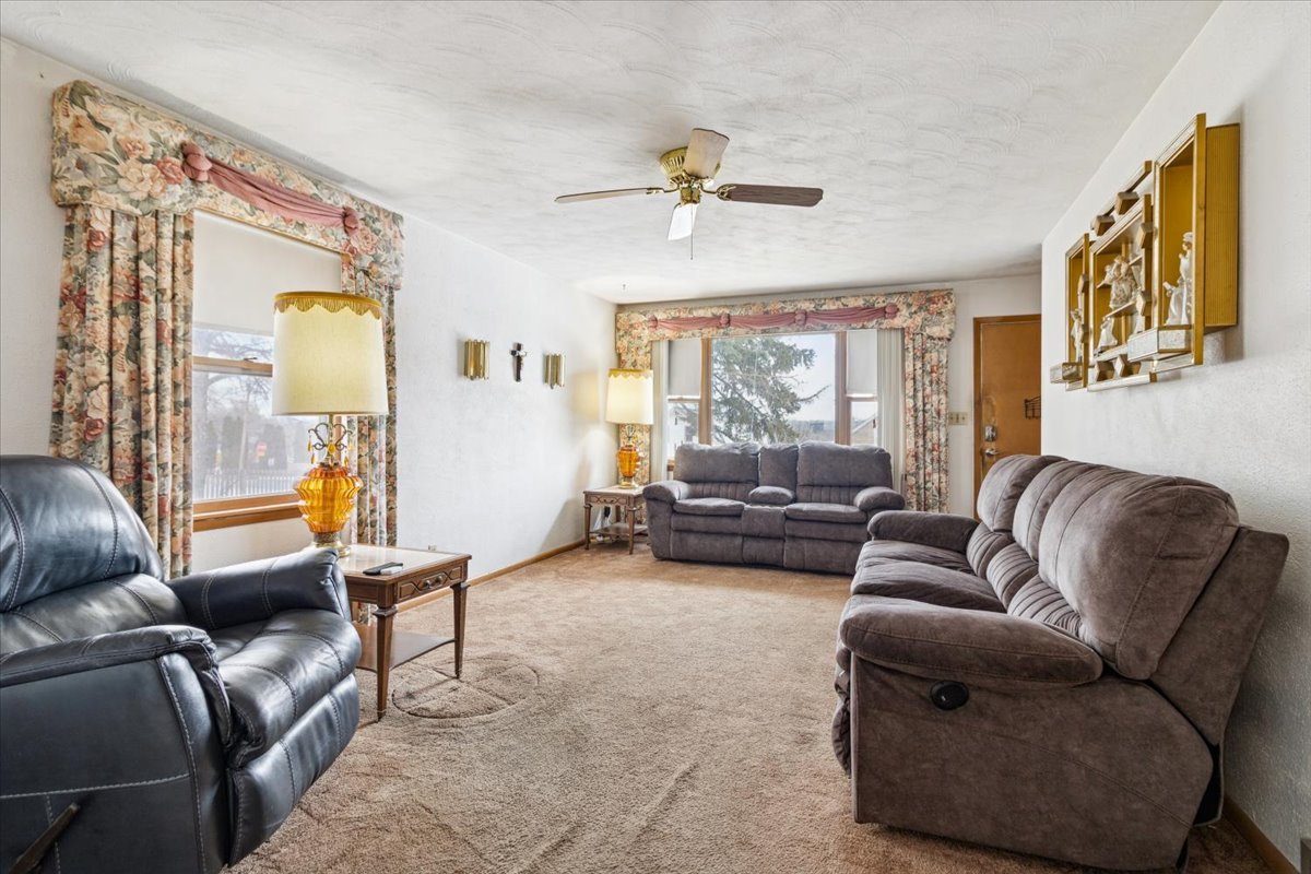 1617 N Hickory Street, Crest Hill, IL 60403