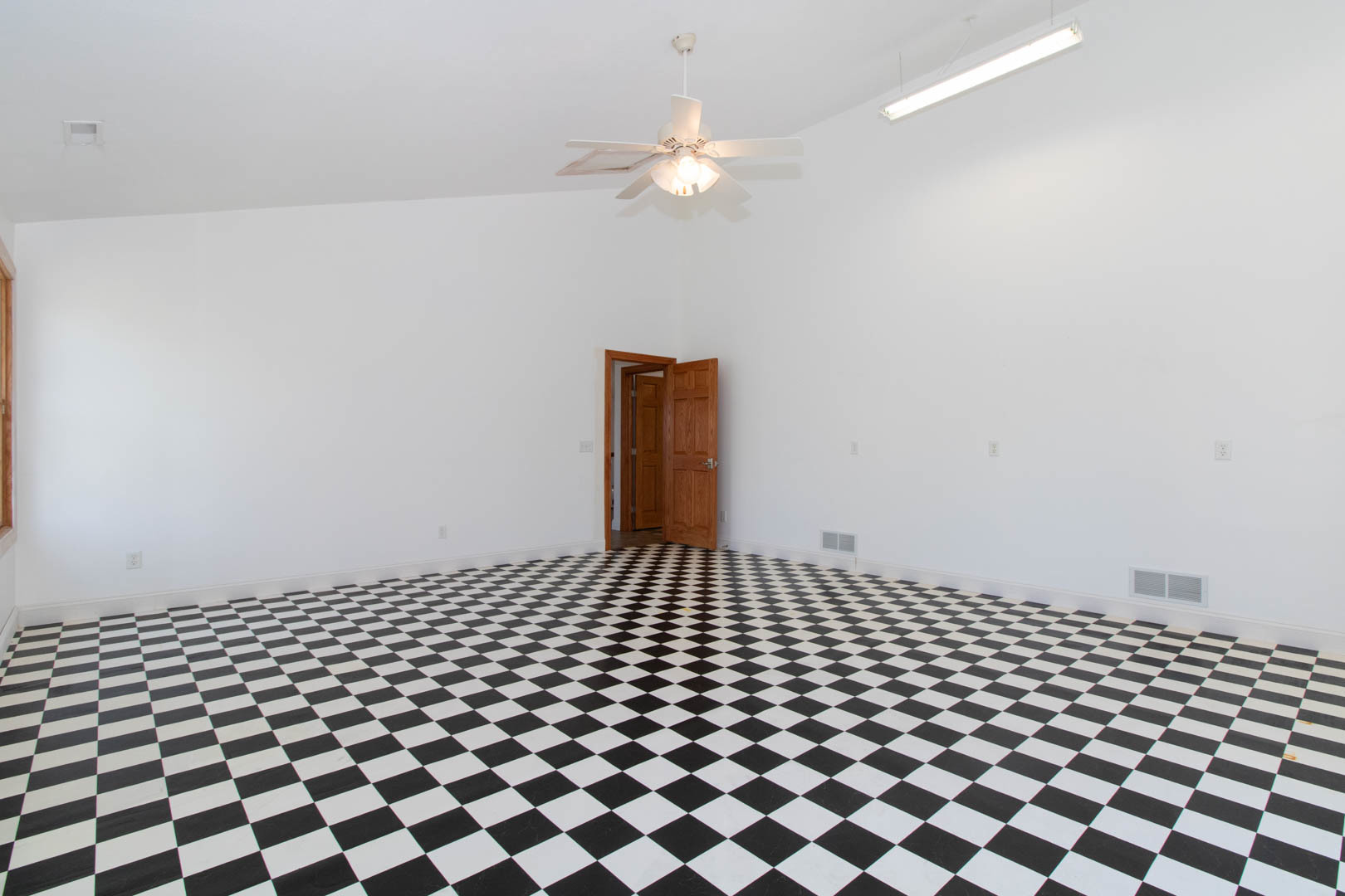 25289 White Owl Lane, Hudson, IL 61748