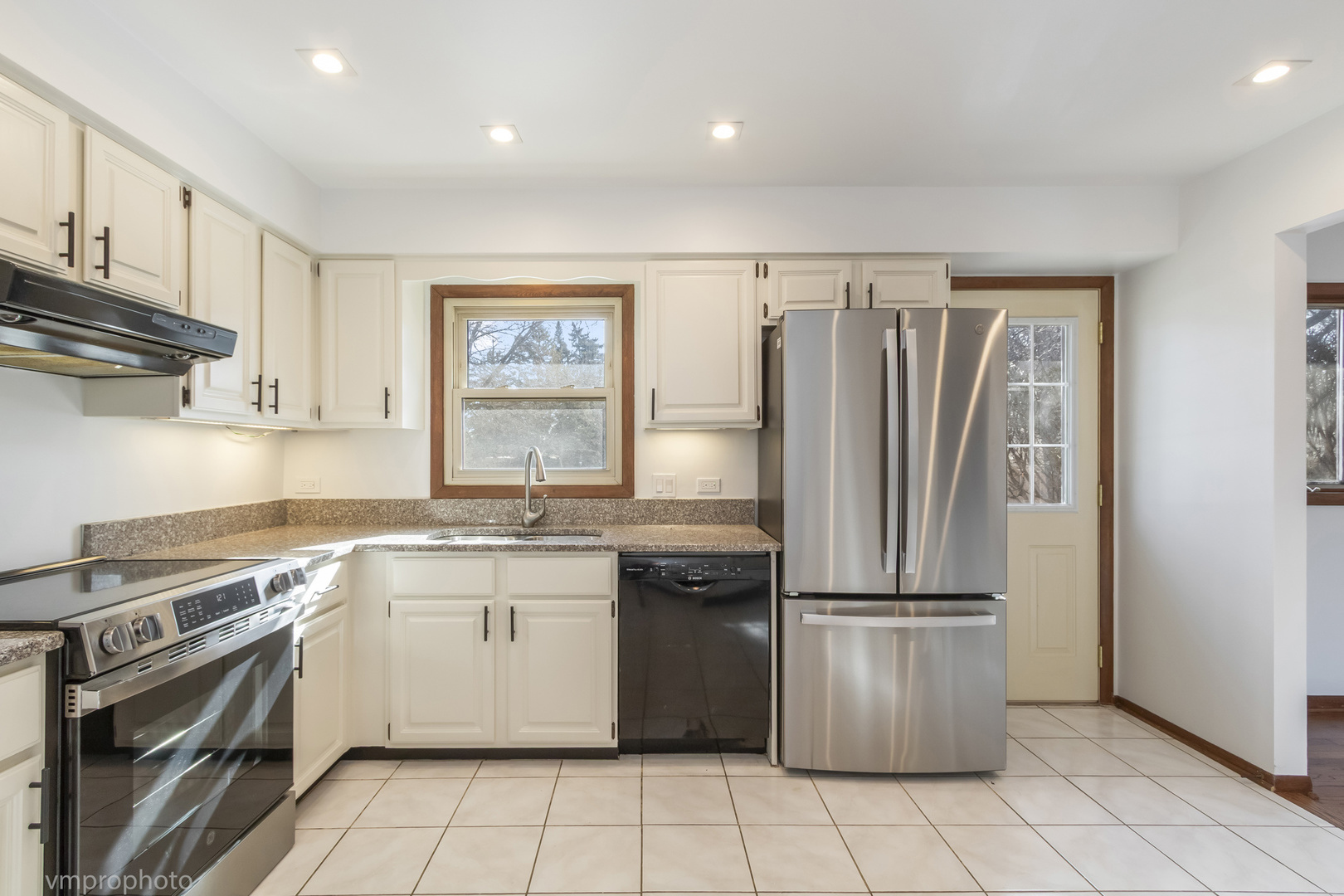 455 E Granville Avenue, Roselle, IL 60172