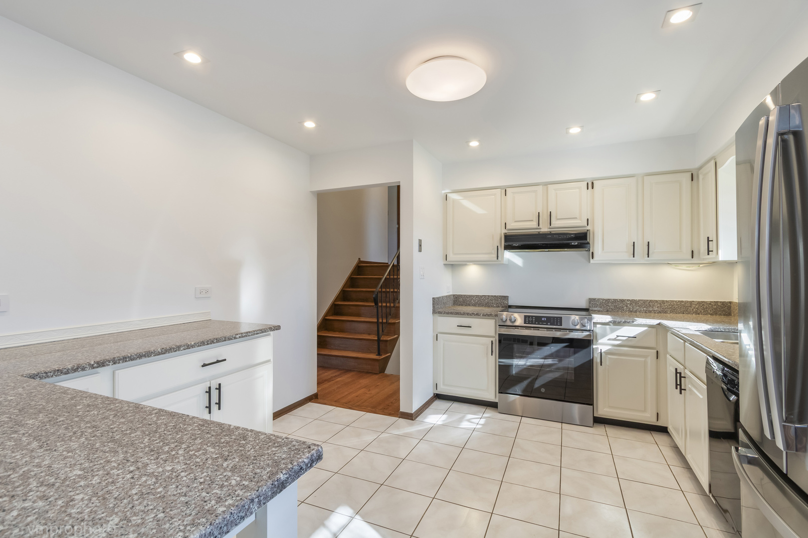 455 E Granville Avenue, Roselle, IL 60172