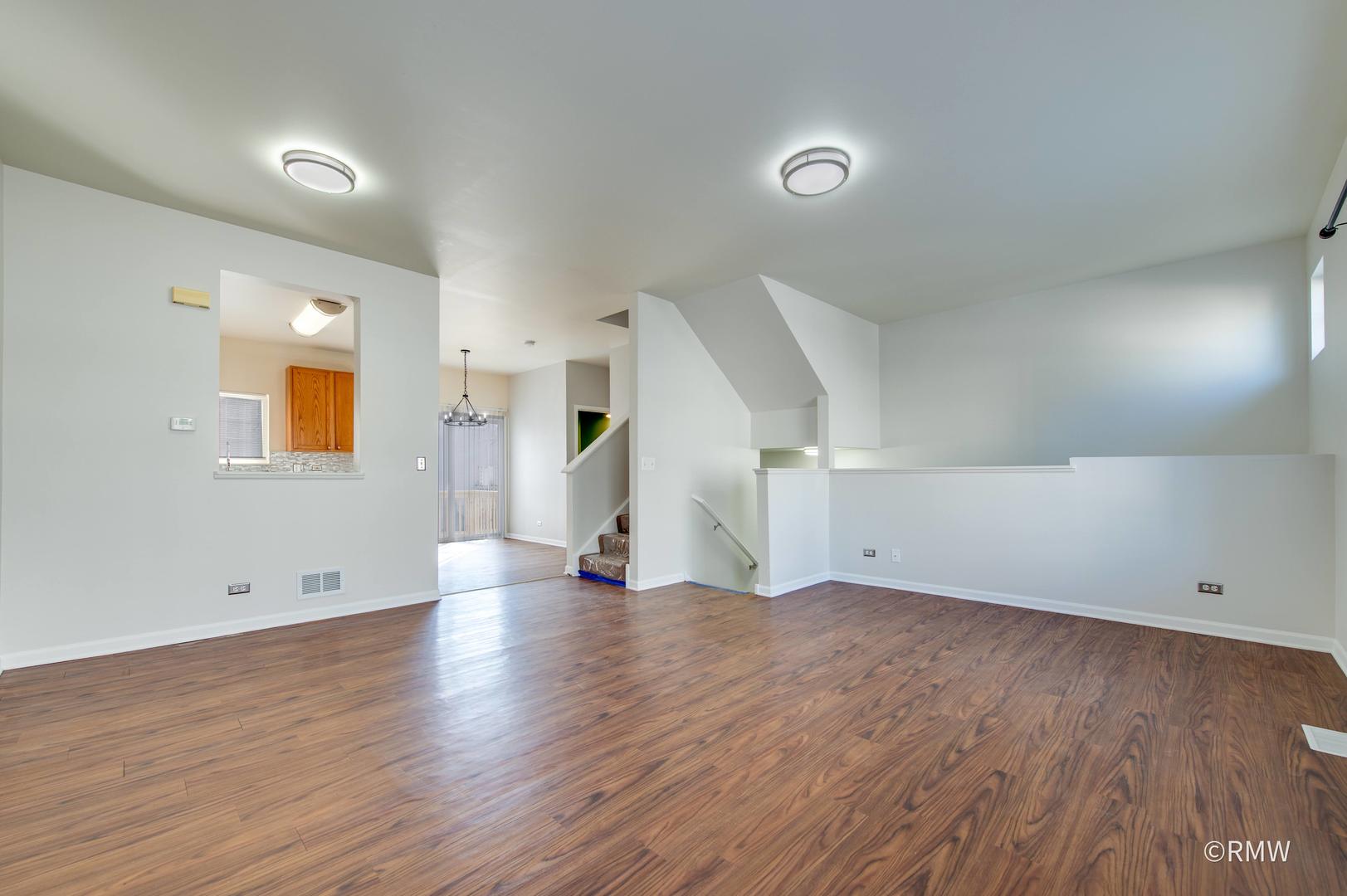 27 Monarch Drive, Streamwood, IL 60107