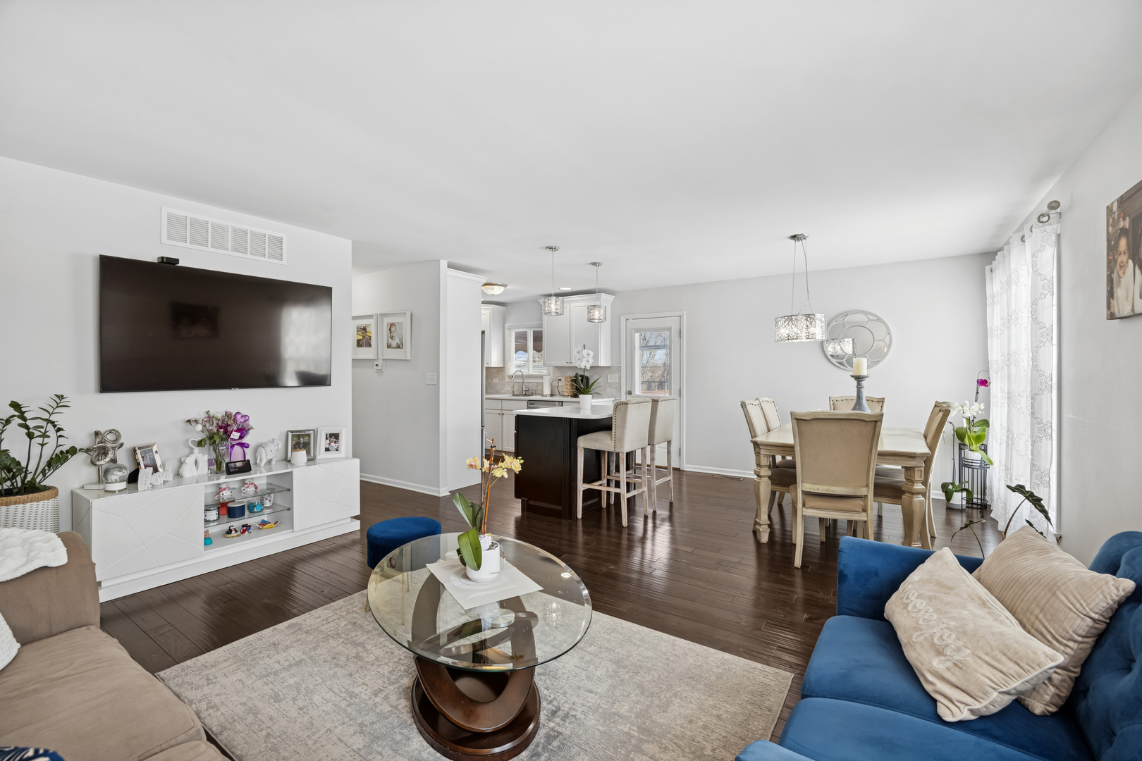 7704 Knotty Pine Court, Woodridge, IL 60517