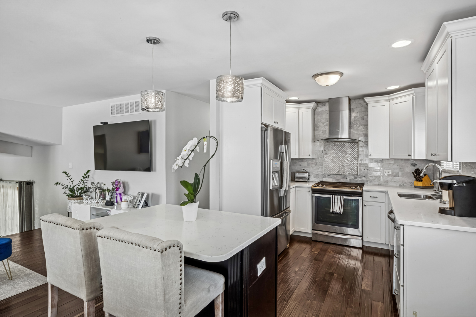 7704 Knotty Pine Court, Woodridge, IL 60517