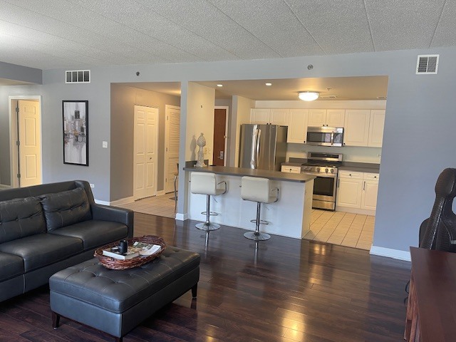 875 E 22nd Street #204, Lombard, IL 60148