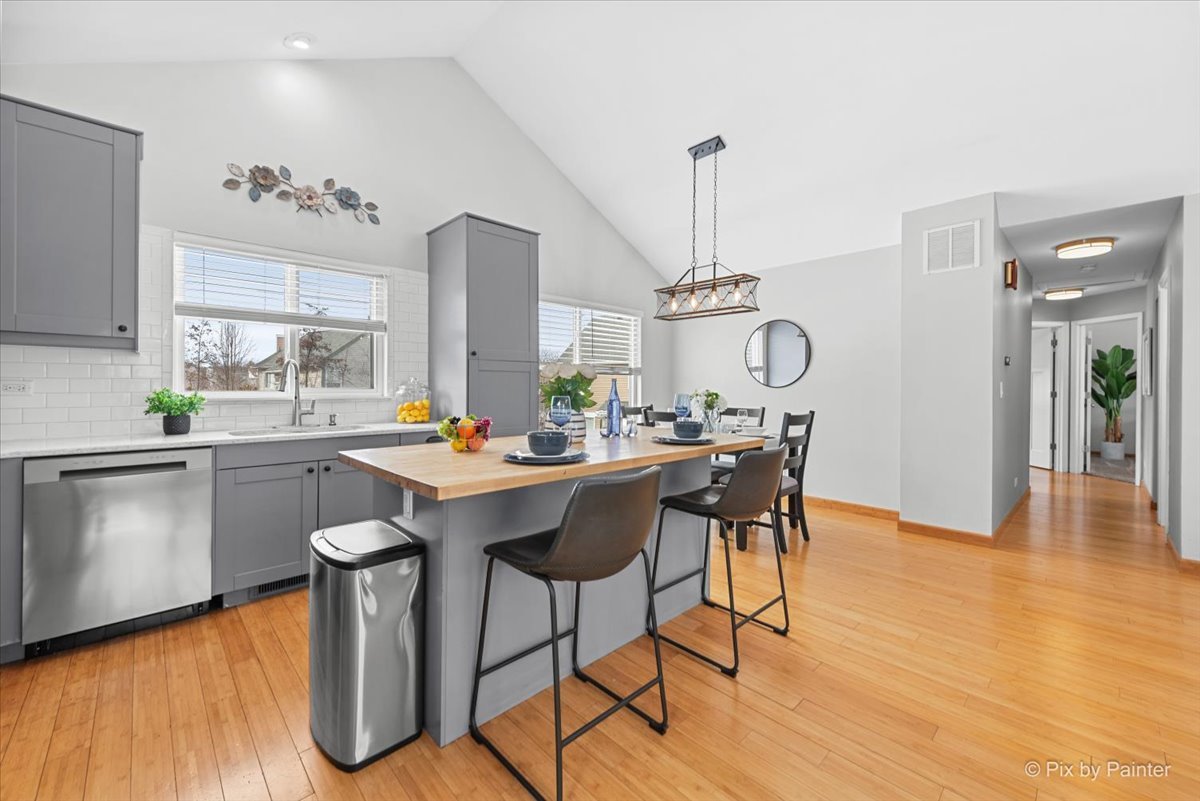 466 VALLEY FORGE Avenue, South Elgin, IL 60177