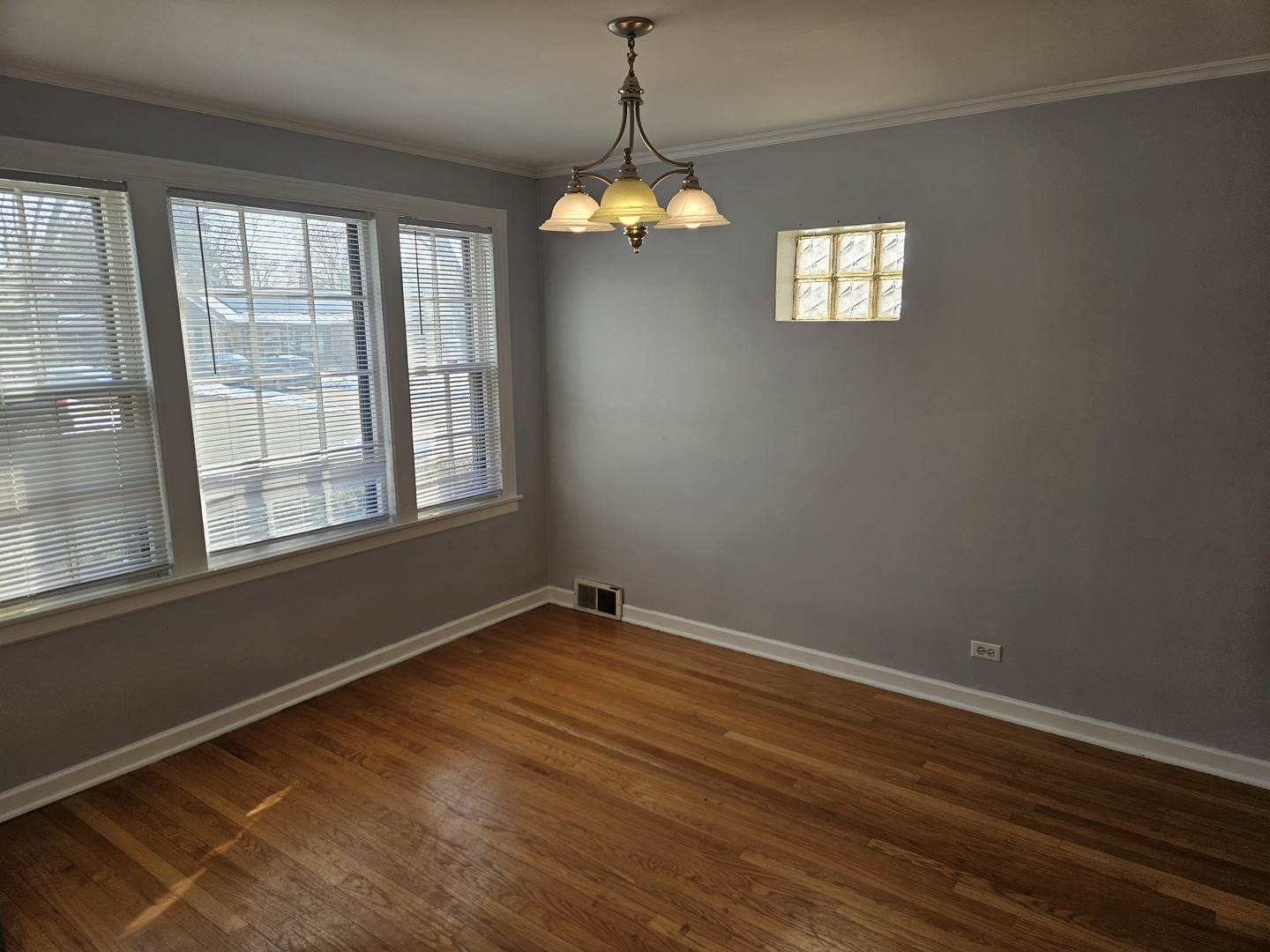 902 Jeannette Street, Des Plaines, IL 60016