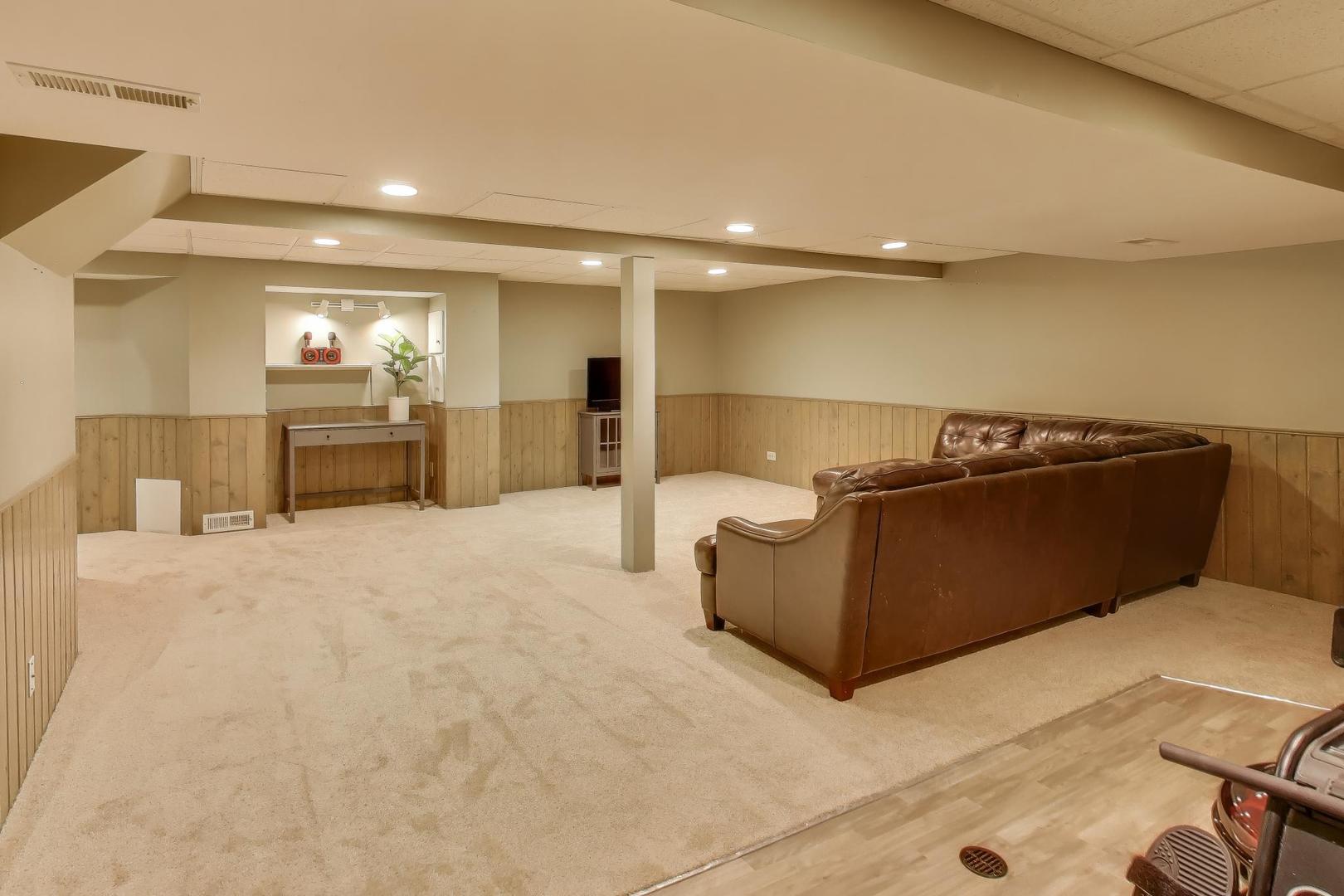 1605 Burning Trail, Wheaton, IL 60189