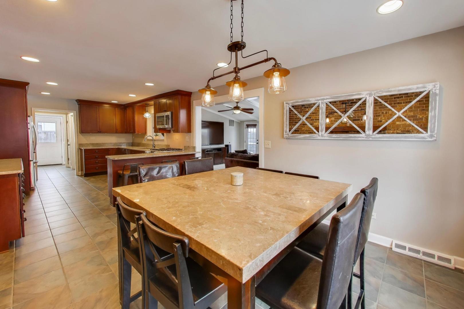 1605 Burning Trail, Wheaton, IL 60189