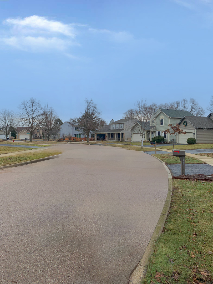 2472 Fox Drive, Aurora, IL 60506