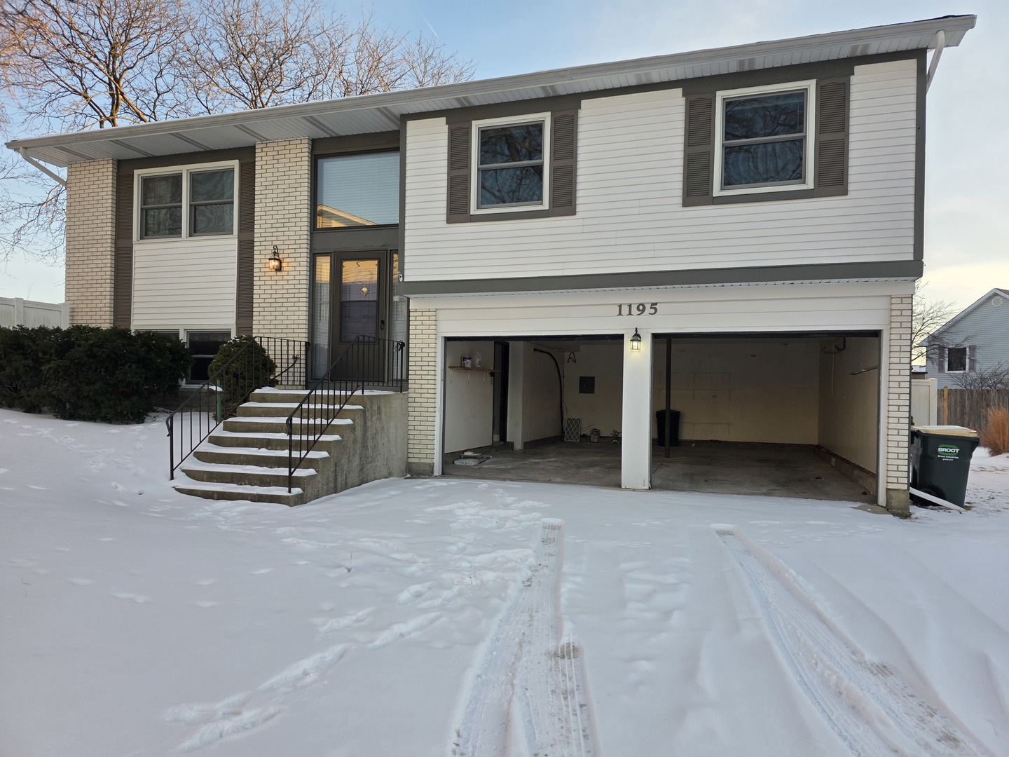 1195 Old Timber Court, Hoffman Estates, IL 60192