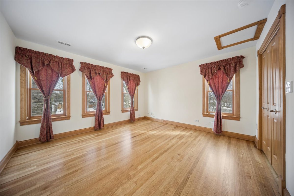 215 E Pine Avenue, Roselle, IL 60172