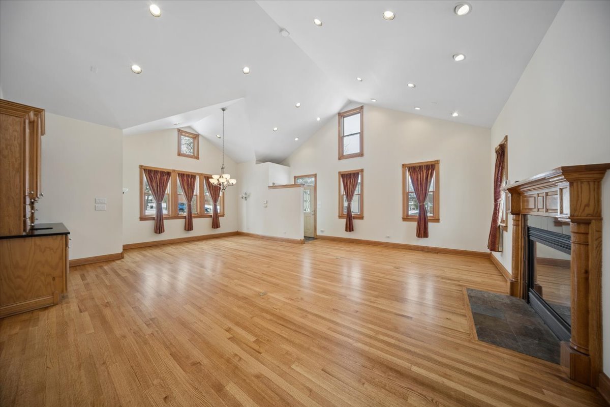 215 E Pine Avenue, Roselle, IL 60172