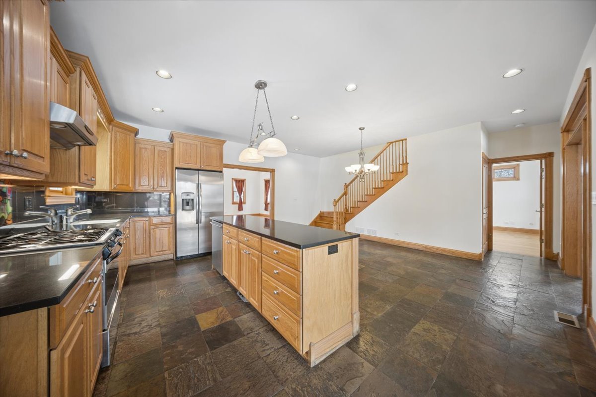 215 E Pine Avenue, Roselle, IL 60172