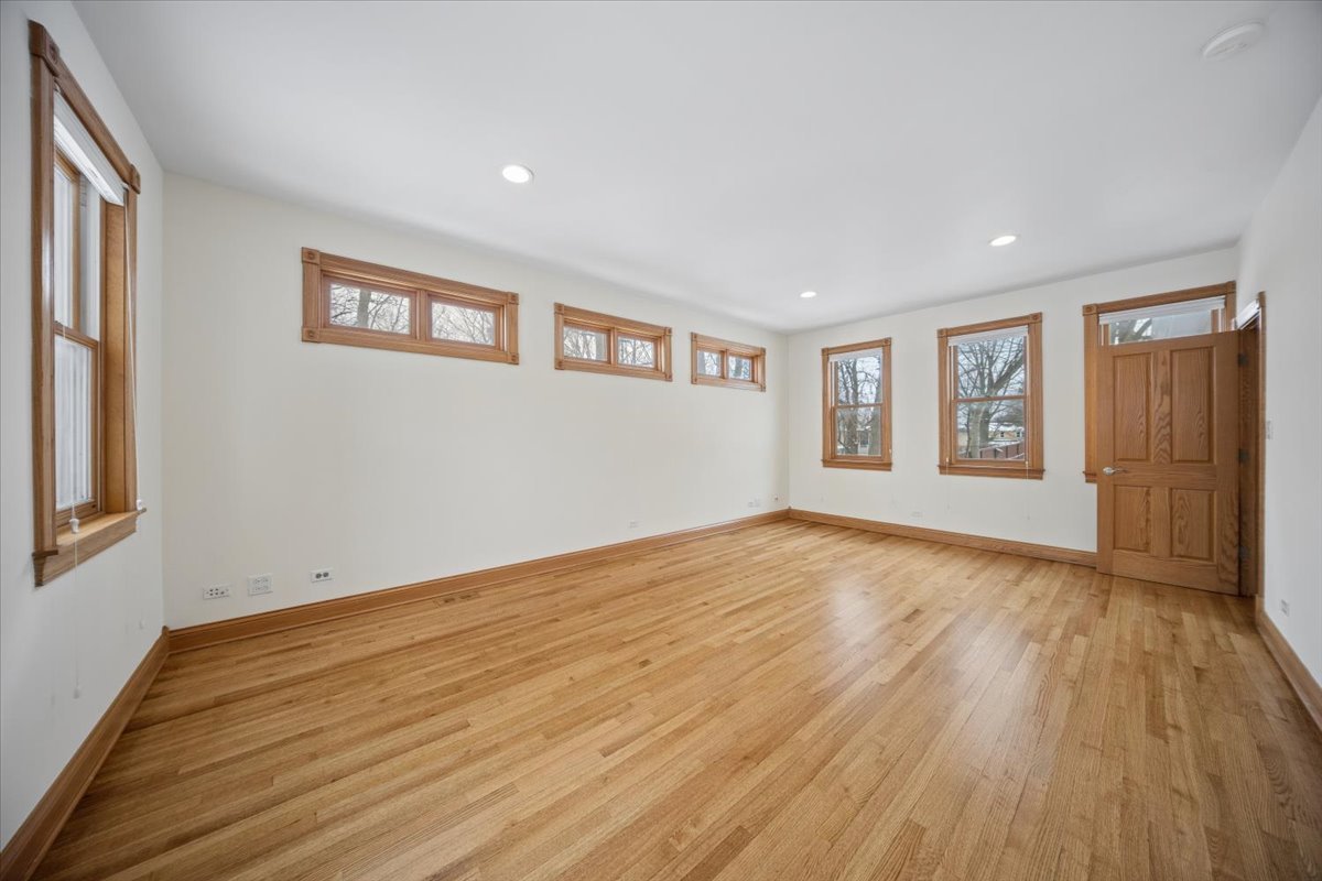 215 E Pine Avenue, Roselle, IL 60172