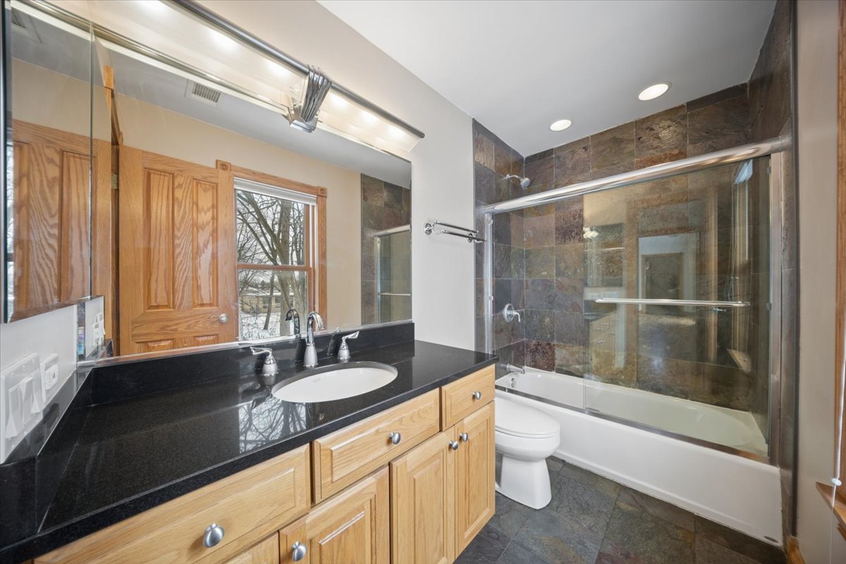 215 E Pine Avenue, Roselle, IL 60172