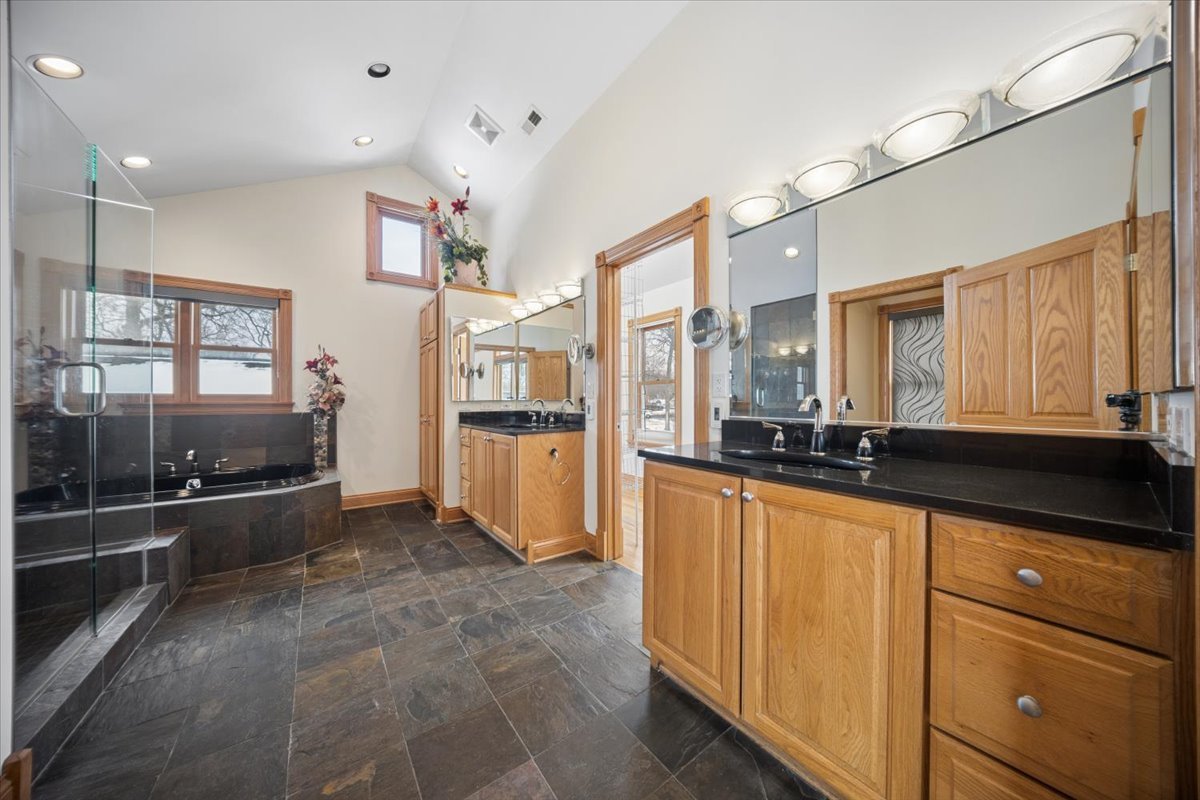 215 E Pine Avenue, Roselle, IL 60172