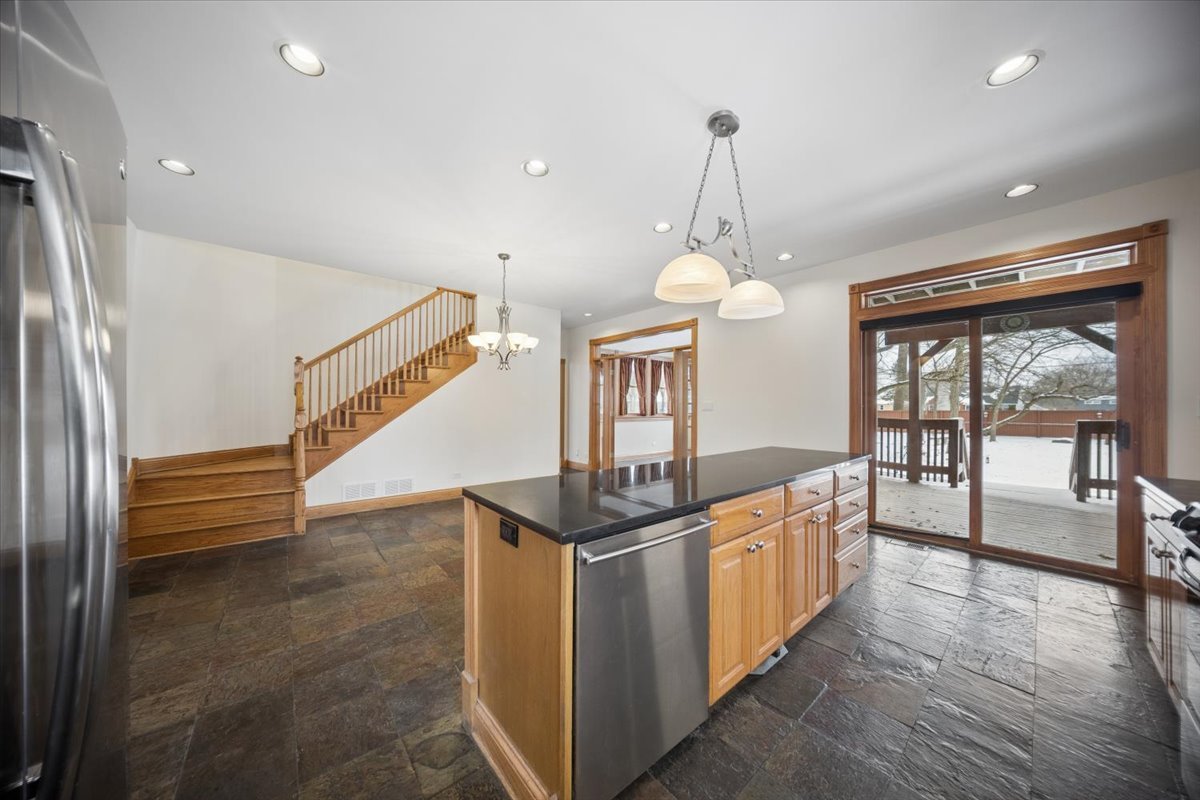 215 E Pine Avenue, Roselle, IL 60172