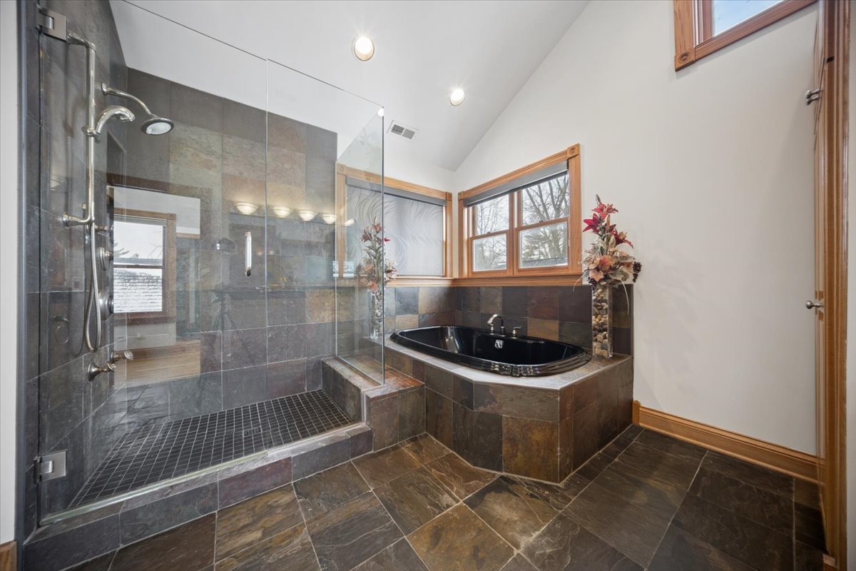 215 E Pine Avenue, Roselle, IL 60172