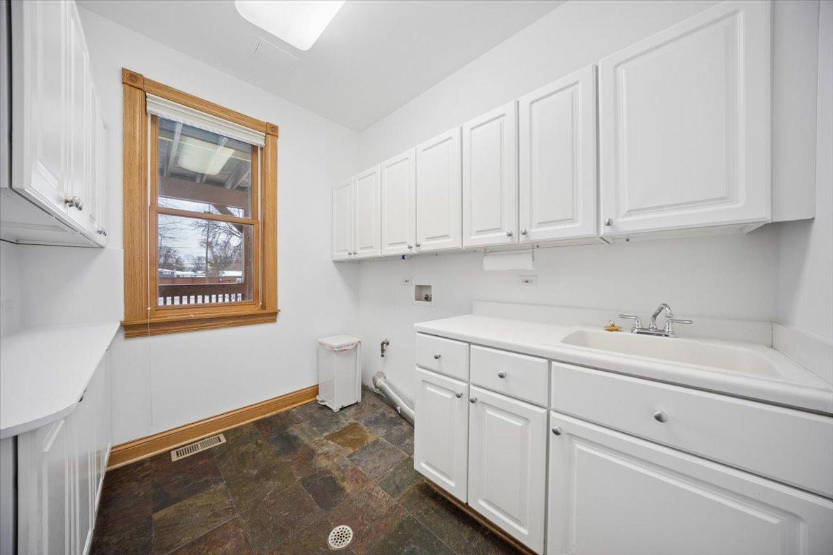 215 E Pine Avenue, Roselle, IL 60172