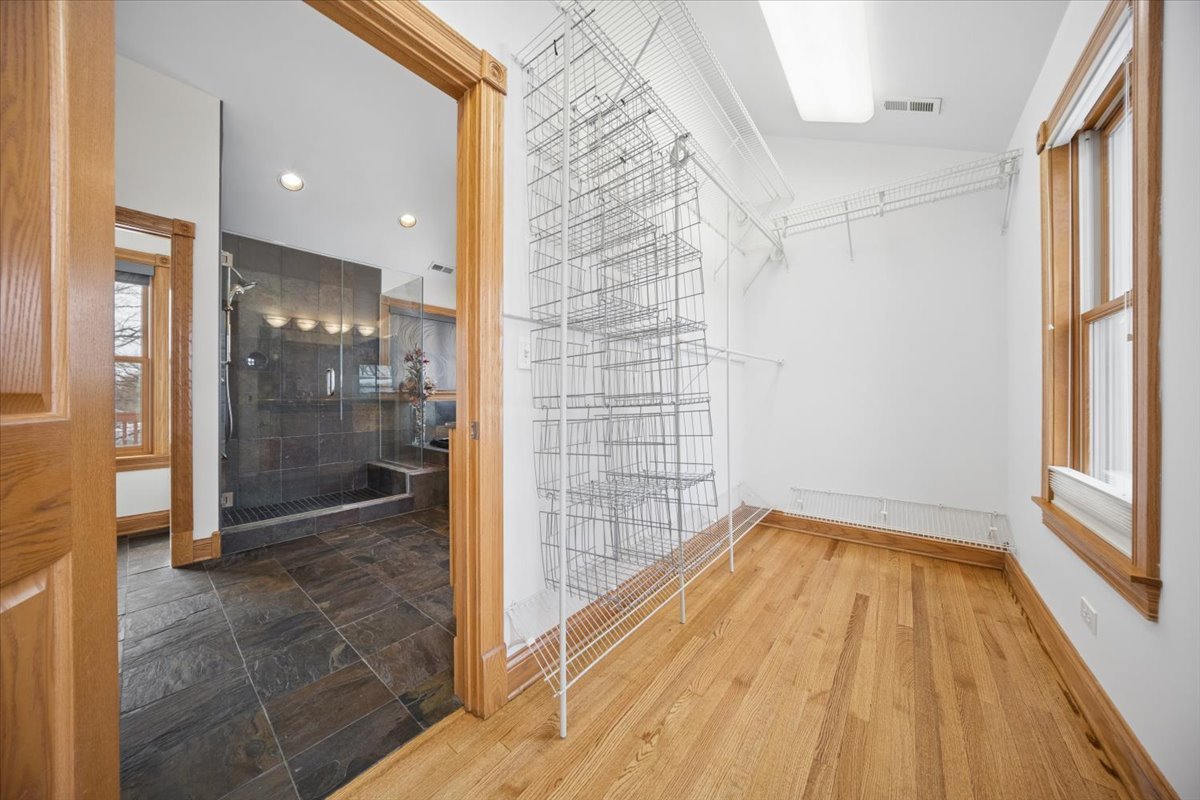 215 E Pine Avenue, Roselle, IL 60172