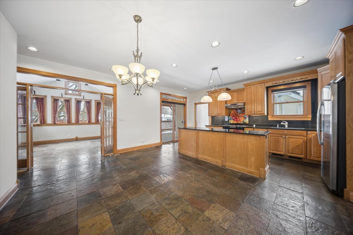 215 E Pine Avenue, Roselle, IL 60172