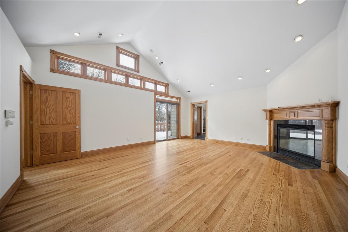 215 E Pine Avenue, Roselle, IL 60172