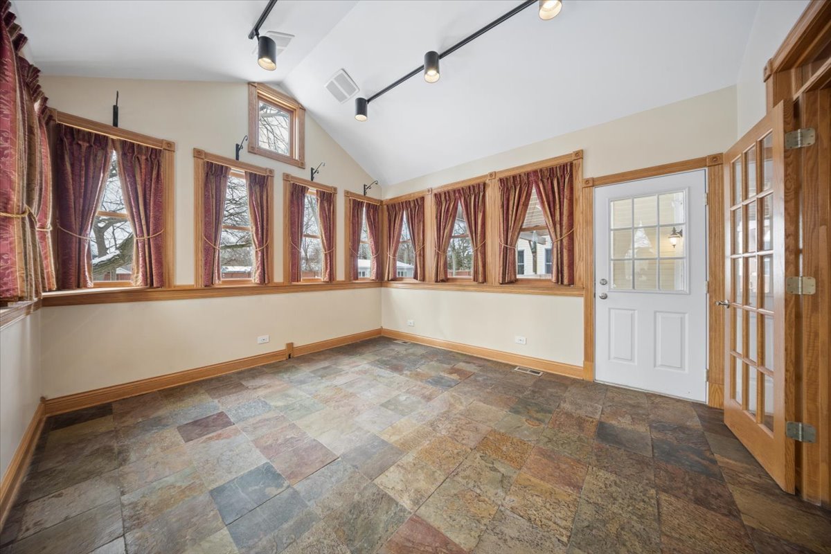 215 E Pine Avenue, Roselle, IL 60172