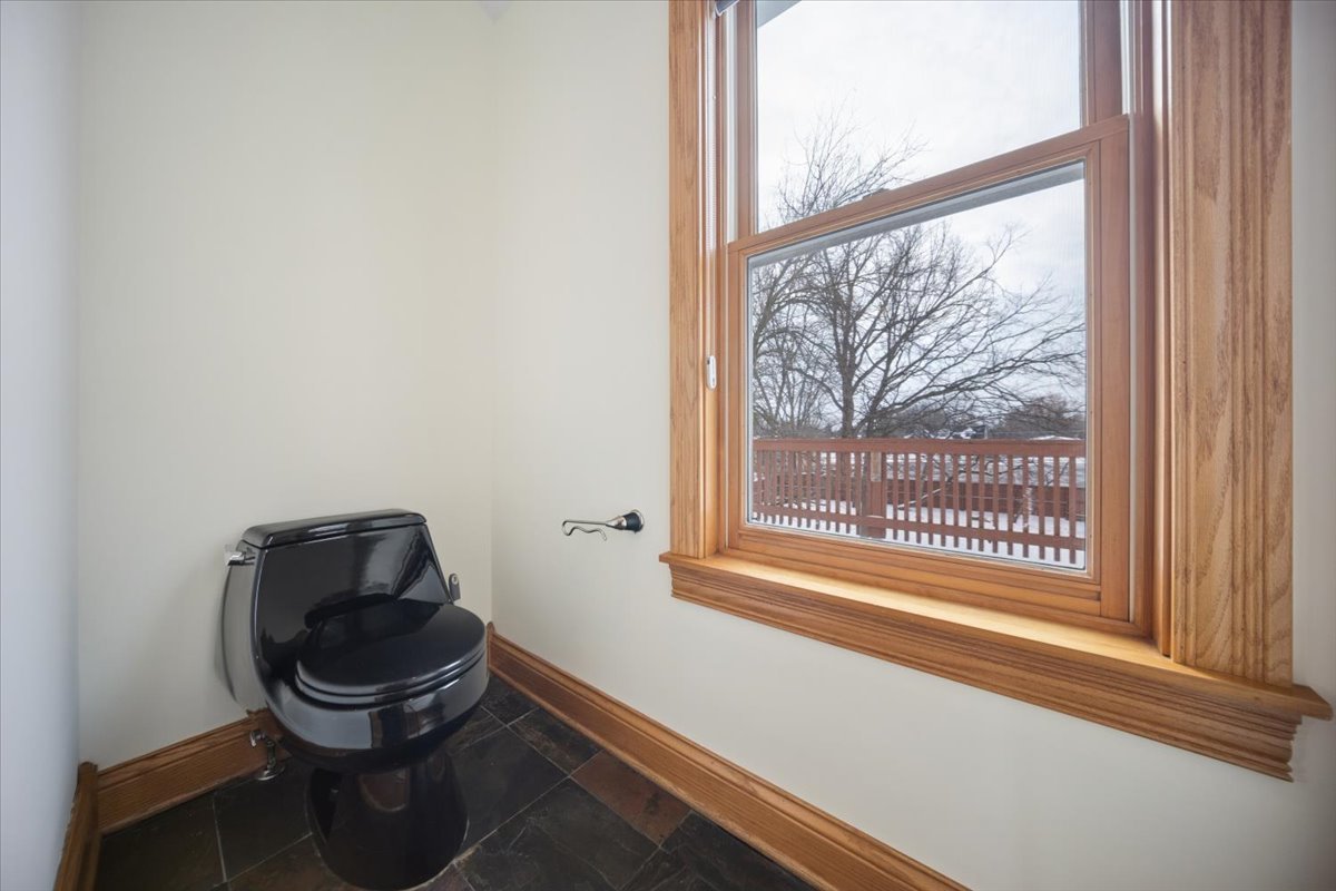 215 E Pine Avenue, Roselle, IL 60172