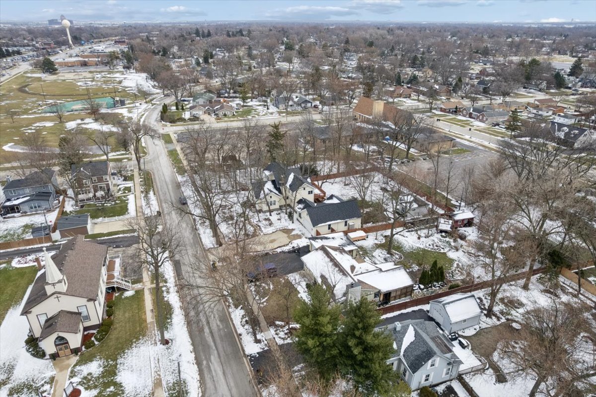 215 E Pine Avenue, Roselle, IL 60172