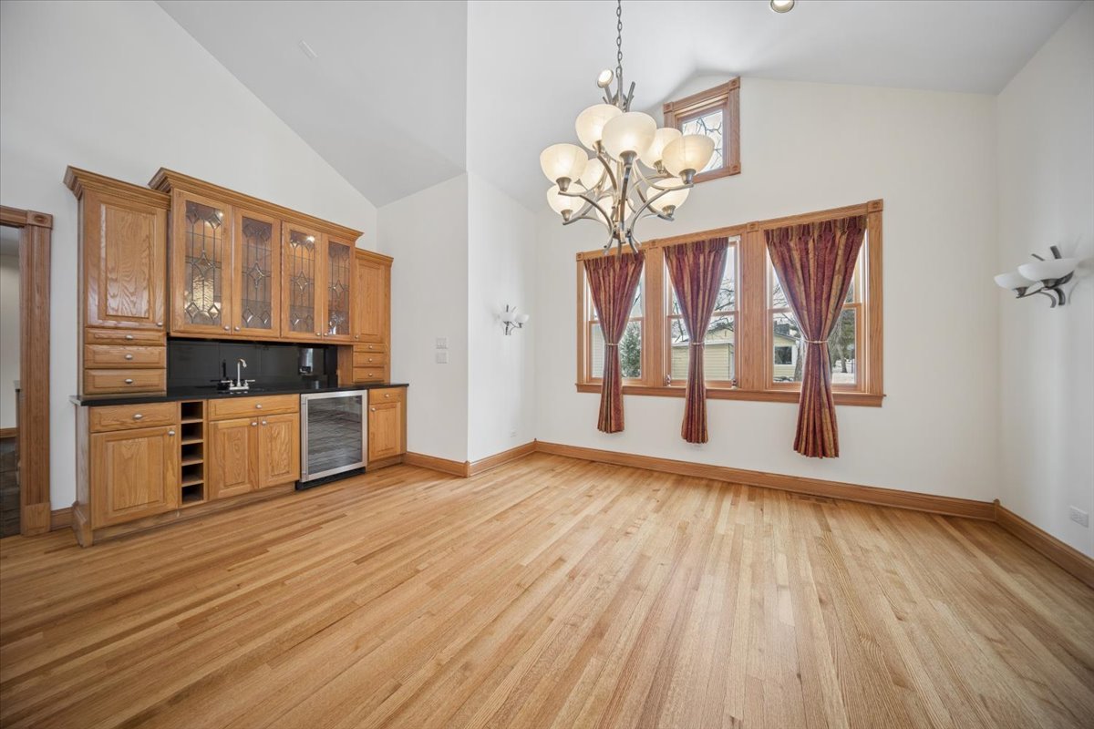 215 E Pine Avenue, Roselle, IL 60172