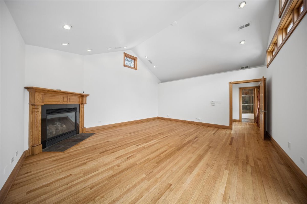 215 E Pine Avenue, Roselle, IL 60172