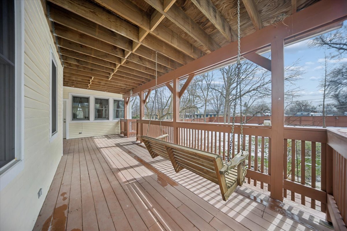 215 E Pine Avenue, Roselle, IL 60172