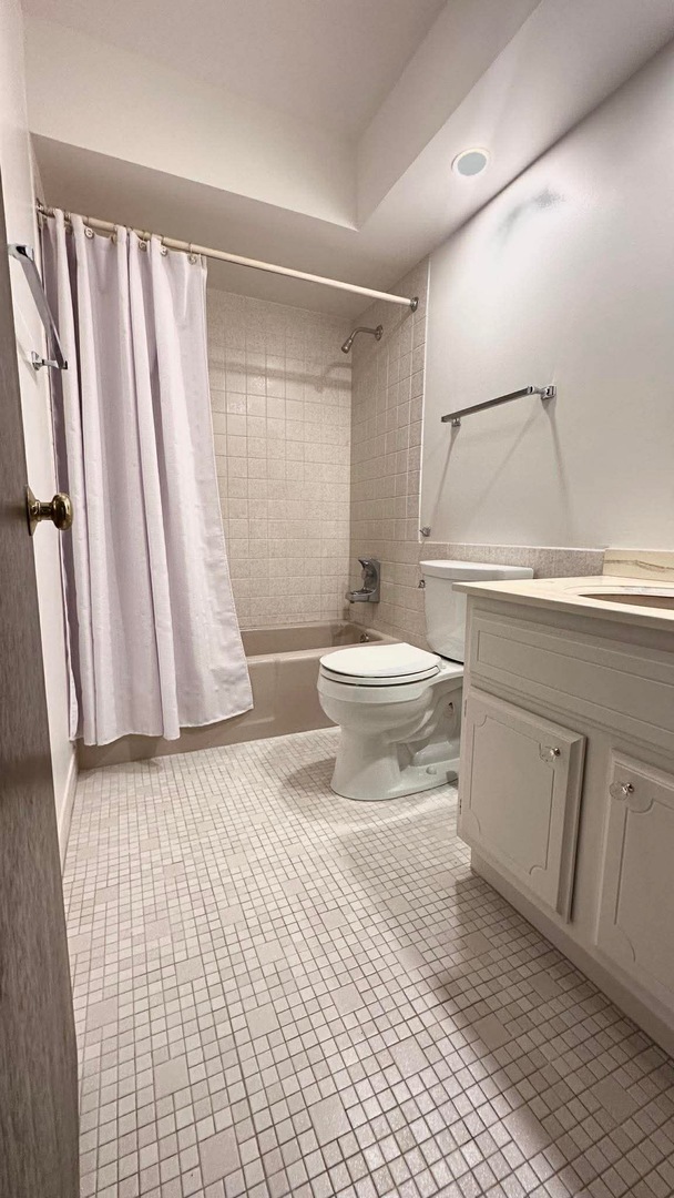 2500 Windsor Mall #2D, Park Ridge, IL 60068